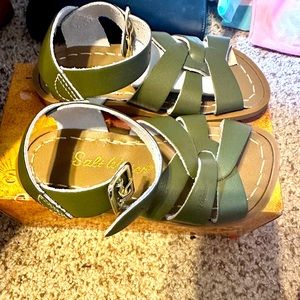 Toddler size 7 Olive Salt Water EUC